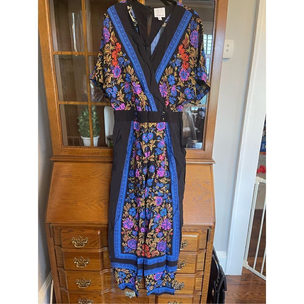 Anthropologie - Floral Jumpsuit by Ett Twa Size 2
Short Sleeve Black and Blue - Picture 6 of 9